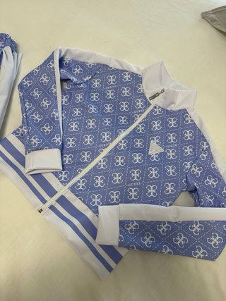 Conjunto deportivo Guess completo
