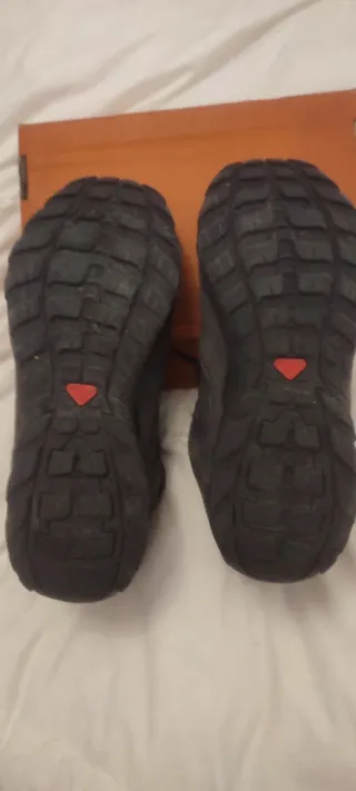 Zapatillas verdoso oscuro y Grises