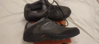 Zapatillas verdoso oscuro y Grises