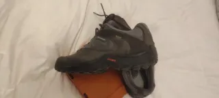 Zapatillas verdoso oscuro y Grises