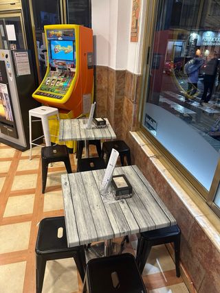 LOTE MOVILIARIO Y MAQUINARIA BAR