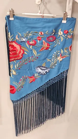 Mantón Flamenco Bordado Azul y Rojo
