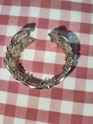 Pulsera plateada con diseño intrincado por 5€