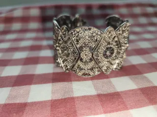 Pulsera plateada con diseño intrincado por 5€