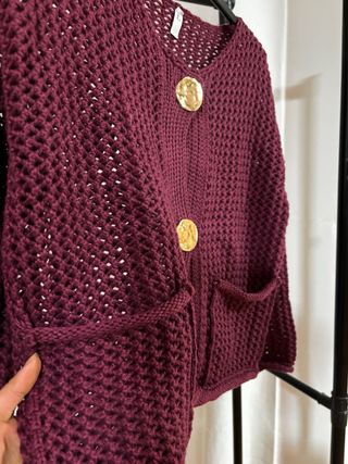 Chal tejido mujer con botones dorados