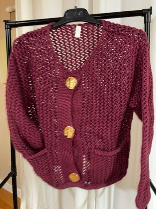 Chal tejido mujer con botones dorados