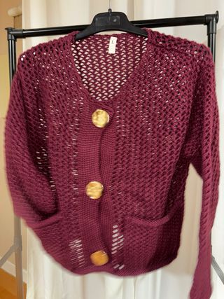 Chal tejido mujer con botones dorados