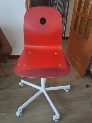 Silla giratoria naranja y blanca