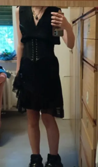 Vestitino nero con corsetto e pizzo