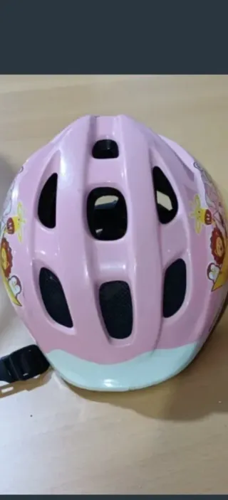Casco infantil rosa con dibujos