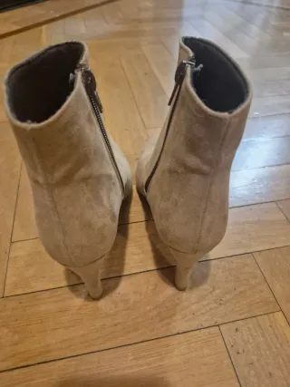 Botines ante tacón beige
