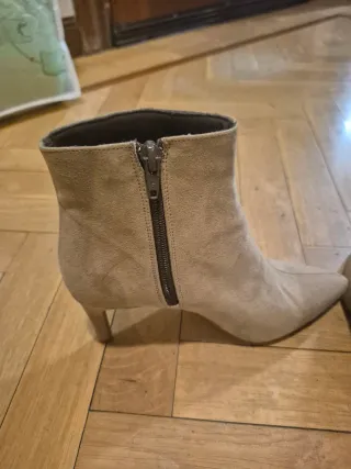 Botines ante tacón beige