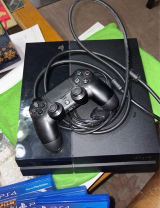 PS4 (PlayStation 4) Negra + Mando + 4 Juegos