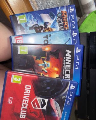 PS4 (PlayStation 4) Negra + Mando + 4 Juegos