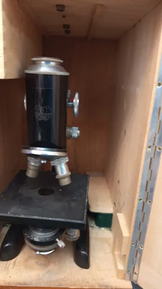 Microscopio Antiguo de Madera