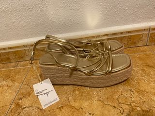 Sandalias doradas Stradivarius cuña esparto