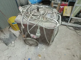 Soldadora y punzonadora taller cerrajería