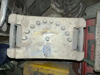 Soldadora y punzonadora taller cerrajería