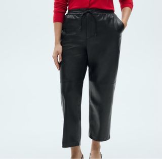 Pantalón efecto piel crop con goma