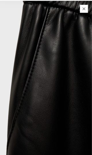 Pantalón efecto piel crop con goma