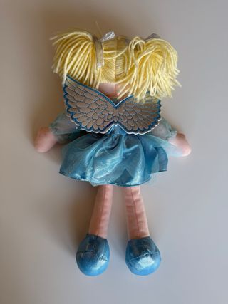 Muñeca de trapo azul con alas