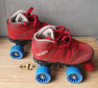 Patines Azemad Eclipse Mini Hockey y rodilleras.