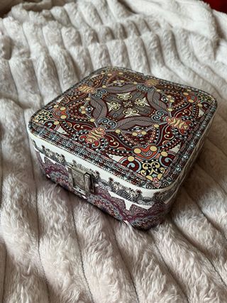 Cajita de joyería con diseño