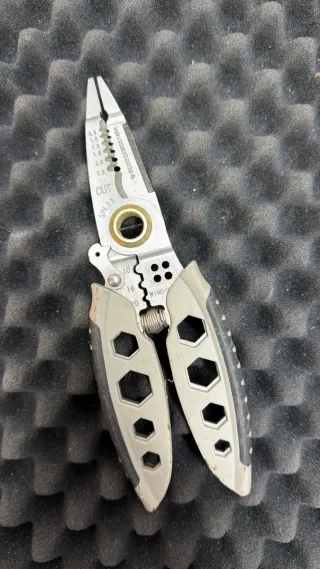 Herramienta multifunción alicates pelacables