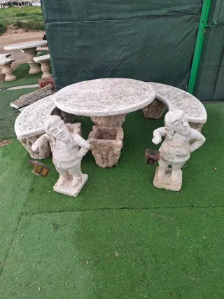 Mesa y bancos de jardín con figuras