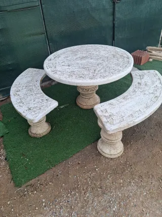 Mesa y bancos de jardín con figuras