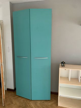 Armadio in legno beige e blu