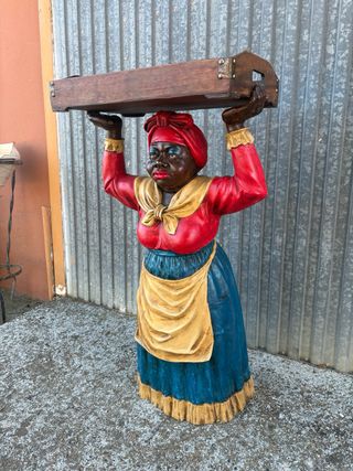 Figura mujer africana con bandeja
