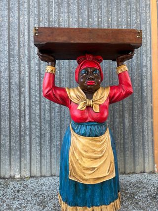Figura mujer africana con bandeja