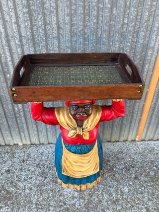 Figura mujer africana con bandeja