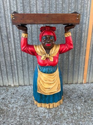Figura mujer africana con bandeja