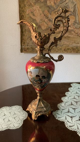 Jarrón antiguo dorado y rojo con escena