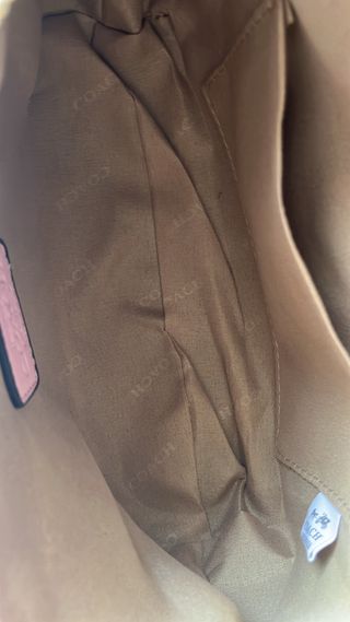 Bolso Coach Rosa con Logo Dorado