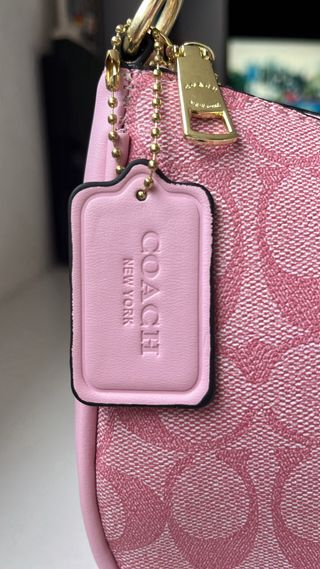 Bolso Coach Rosa con Logo Dorado