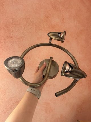 Lámpara circular dorada de metal