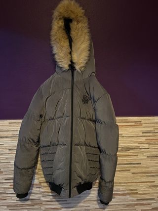 Casaco cinzento com capuz e pelo