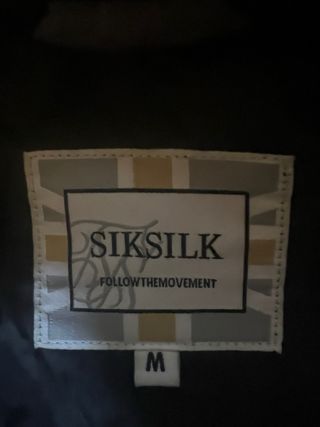 Casaco cinzento com capuz e pelo