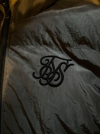 Casaco cinzento com capuz e pelo