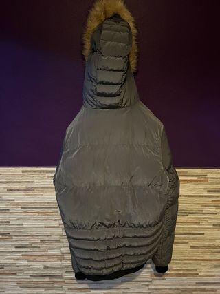 Casaco cinzento com capuz e pelo