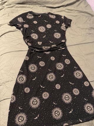 Vestido negro con estampado de soles