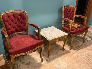 Sillones dorados estilo clásico tapizados