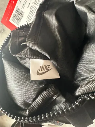 Riñonera Nike Negra y Roja