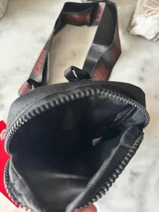 Riñonera Nike Negra y Roja