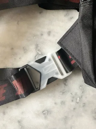 Riñonera Nike Negra y Roja