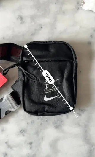 Riñonera Nike Negra y Roja