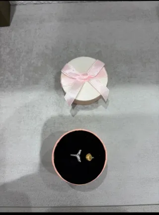 Anillo con lazo rosa con la caja el anillo se pued